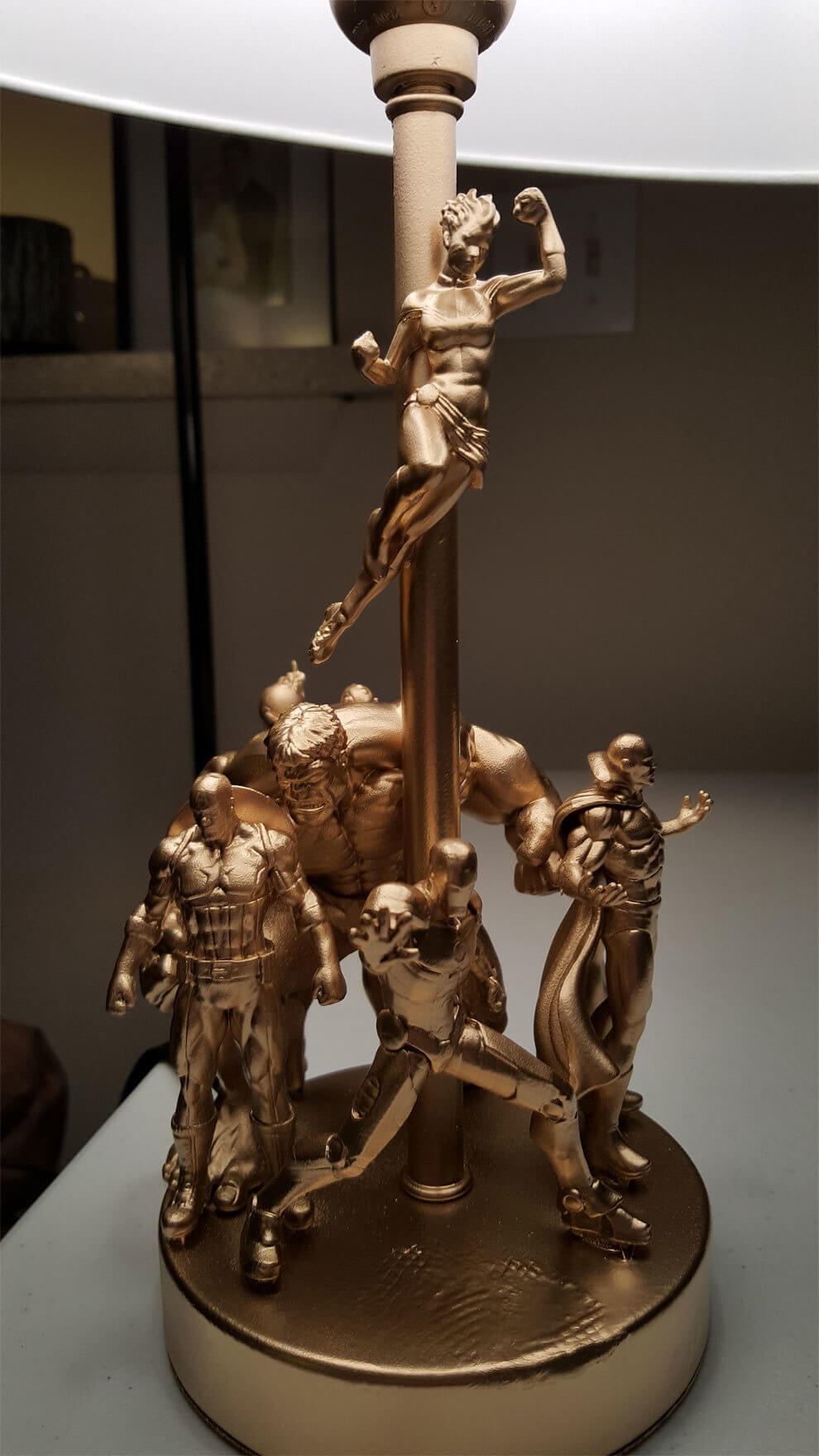 Eski Aksiyon Figürlerinizi Kullanarak Bir Lamba Yapın Ev