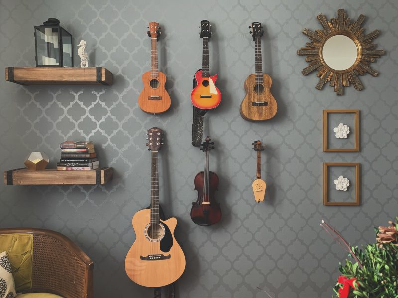 Çeşitli müzik aletleri koleksiyonu ile duvar dekorasyonu