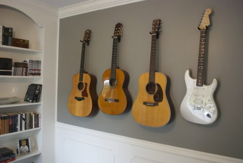 Gitar koleksiyonu ile duvar dekorasyon örneği
